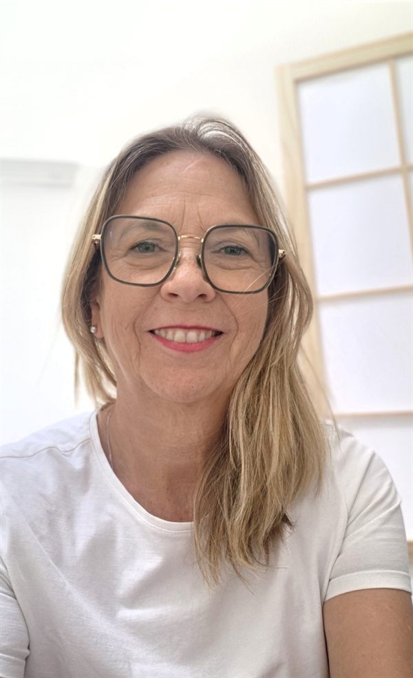 Maeva, formatrice en anglais, espagnol et IA